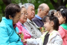[포토]어버이날, 카네이션 받고 할머니의 함박웃음