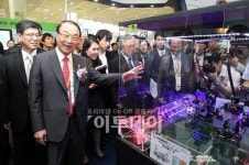 [포토]월드아이티쇼 2011, 로봇들이 축구를 하네~