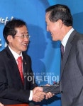 [포토]홍준표 대표와 허창수 회장, 악수는 나누지만