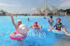 [포토]무더위 시작, 엄마 야외수영장에 가요~