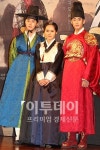 [포토]해를 품은 달, 연하남 사이에 행복한 한가인