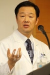 [포토]기자회견하는 삼성서울병원 정형외과 하철원 교수