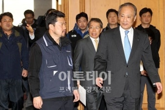 [포토]나란히 들어서는 김승유 하나금융지주회장과 김기철 외환은행노조위원장