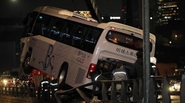 금화터널앞 관광버스 전복…10여명 경상