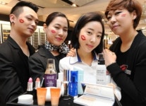 [포토]현대백화점 “화장품 저렴하게 구입하세요”