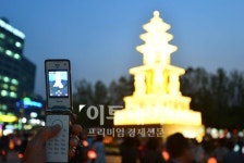 [포토]휴대폰에 담긴 사사자 삼층석탑의 불빛