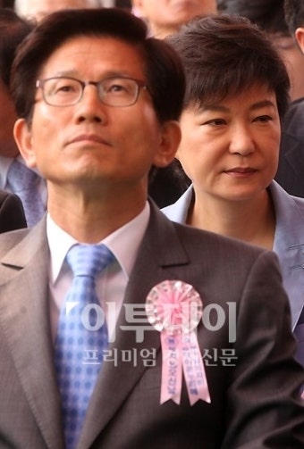 [포토]다른곳 바라보는 박근혜-김문수