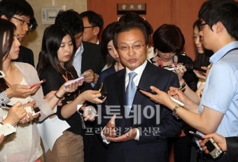 [포토]취재진의 질문에 답하는 이해찬 상임고문