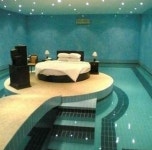 ‘수영장 한가운데 침실’…“자다가 떨어지면 물에 다 젖겠네”