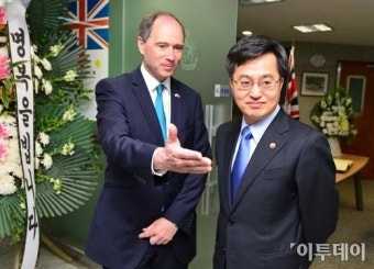 [포토]주한 영국대사와 이야기 나누는 김동연 국무총리 실장