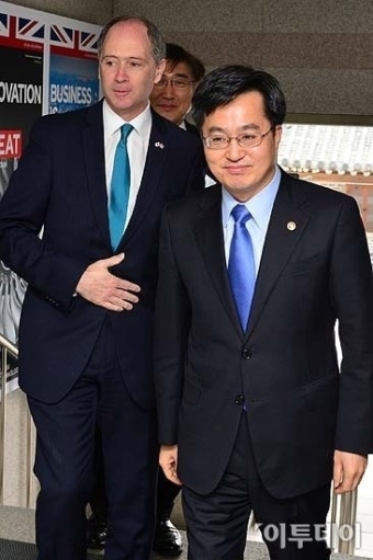 [포토]주한영국대사 안내 받는 김동연 국무총리실장