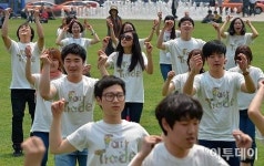 [포토]공정무역주간 홍보하는 청년 보부상