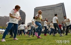 [포토]공정무역 알리는 청년 보부상