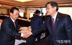 [포토]건설업계 대표들과 인사 나누는 서승환 국토해양부 장관