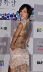 ‘화려한 외출’ 과감한 노출 포스터 선보인 김선영, 청룡영화제 타투 주인공과 동일인물?