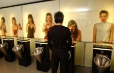 카메라 닮은 화장실보다 무서운 화장실 왠 여자가 남자를 빤히…헉!