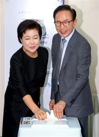 [선택6·4]이명박 전 대통령, 김윤옥 여사와 함께 투표