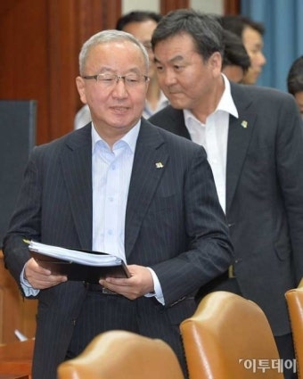 [포토]현오석 부총리 '경제혁신장관회의 겸 경제관계장관회의' 참석