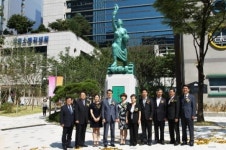 구로공단 상징 수출의 여인상 제 자리로… 산단공, 복원 제막행사 개최