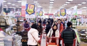 대형마트, 새해 첫날부터 먹거리ㆍ생활용품 반값 세일