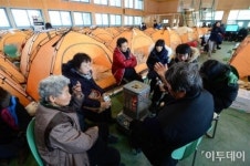 [포토]임시 거처로 피신한 의정부 아파트 주민들