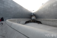 [장세영의 서울 숨은그림찾기] 디자인 둘레길 인기코스 동대문디자인플라자(DDP)