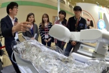 [포토] 바이오·메디컬코리아 로봇 시술기란 이런 겁니다