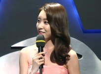 롤챔스 아나운서 조은정, 삼성 갤럭시 퓨리와 인터뷰 중 미소