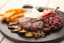 ‘생생정보’ 맛대 맛, 5900원 홍대 스테이크 vs 3000원 대전 칼국수...저렴한 가격과 고급스런 맛 인산인해