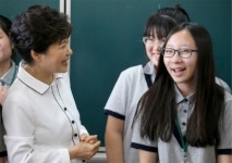 [포토] 박 대통령, 수업 재개한 서울여자중학교 방문