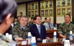 [포토] 제1공수특전여단 방문해 인사말하는 문재인 대표