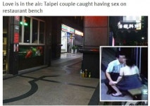 [포토] 식당 앞 벤치에서 뜨거운 사랑 나눈 중년 커플