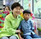 [포토] 박근혜 대통령, 탈북자 자녀와 경원선열차 함께 탔어요