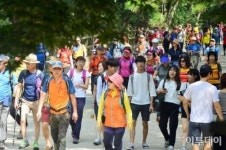 [포토] 막바지 여름 산행 즐기는 시민들