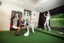 [스크린골프 전성시대] 점심시간ㆍ송년 모임 ‘원샷’ 대신 ‘티샷’… 스크린골프가 바꾼 풍경들