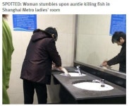 [포토] 지하철 공중화장실서 생선 손질… 대체 무슨 생각으로?