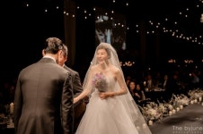 “신부 입장”... 김하늘, 본식 사진 공개 ‘신랑 앞 환한 웃음’