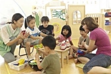 [저출산·고령화시대 CSR] 삼성전자, 육아휴직 2년… 직장 어린이집 2900명 수용