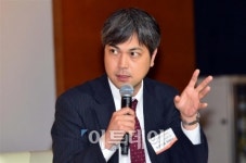 [포토] 토론하는 노부히로 마에다 일본생명보험연구소 선임연구원