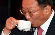 [포토] 커피마시는 박대영 삼성중공업 사장