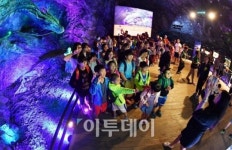 [포토] 무더위에 이색 피서지 광명동굴 인기