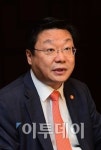 주형환 “석화업계, 공급과잉 4개 품목 사업재편 필요”