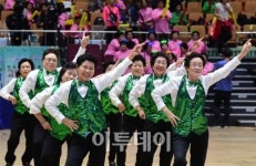 [포토] 어르신 생활체조, 찌르고 찌르고