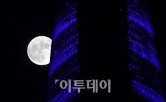 [포토]슈퍼타워 뒤로 보이는 슈퍼문