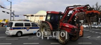 [포토] 국회 앞에서 강제 견인되는 트랙터