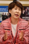 [W기획_양성평등 조직문화 ⑤ SC제일은행]  젊은 친구들과 웃으며 소통하니… 무서운 상사에서 정겨운 선배로