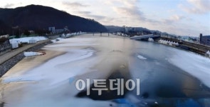 [포토] 아직 얼지 않은 화천천