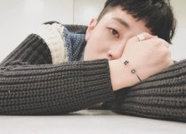 딘딘, 위안부 할머니들 위한 ‘희망 나비 팔찌’ 착용… 카리스마 인증샷 공개