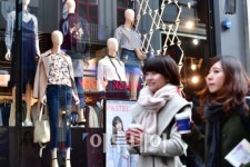 [포토] 봄을 알리는 의류매장...아직 쌀쌀한데