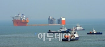 [포토]세월호 기다리는 반잠수선과 방제선